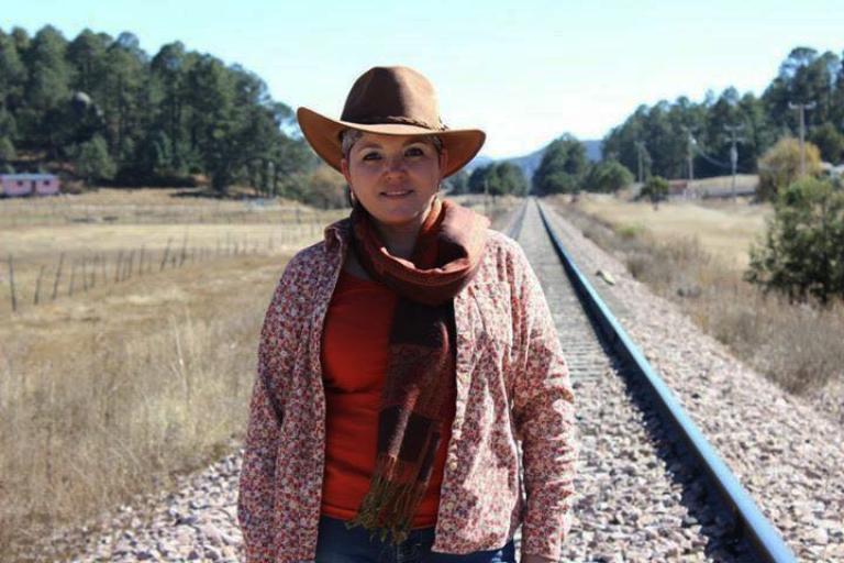 Miroslava Breach en la sierra Tarahumara. Investigaba tala ilegal, desplazamientos internos, los efectos de los megaproyectos y la narcopolítica. Recopilada por Colectivo 23 de marzo.