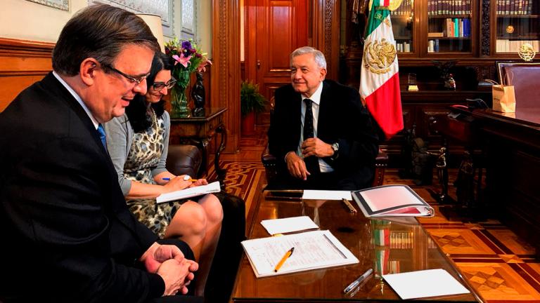 El presidente Andrés Manuel López Obrador conversó por teléfono con el presidente Donald Trump en Palacio Nacional, acompañado del canciller Marcelo Ebrard y una traductora. Foto: Twiiter.com/lopezobrador_