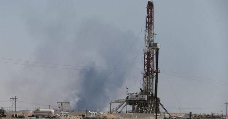 El ataque con drones ocurrido al amanecer alcanzó las instalaciones de la gigante Saudi Aramco y generó varios incendios. Foto: Reuters