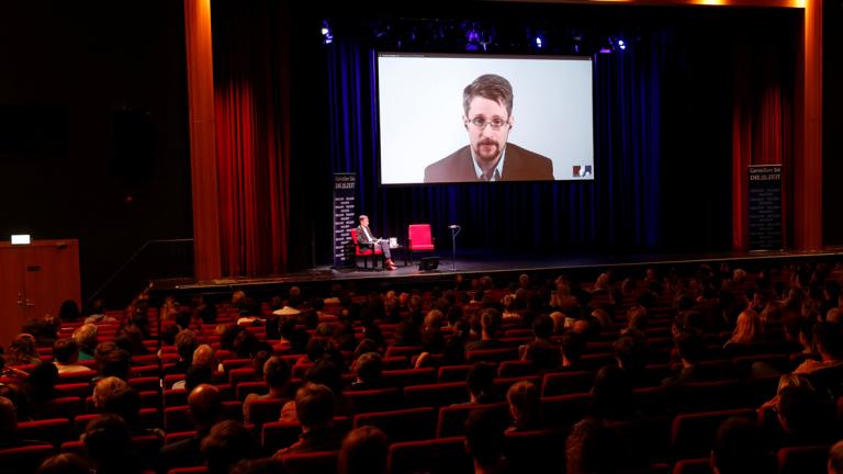 Edward Snowden en un enlace con el periodista Holger Stark in Berlin. Foto: Reuters