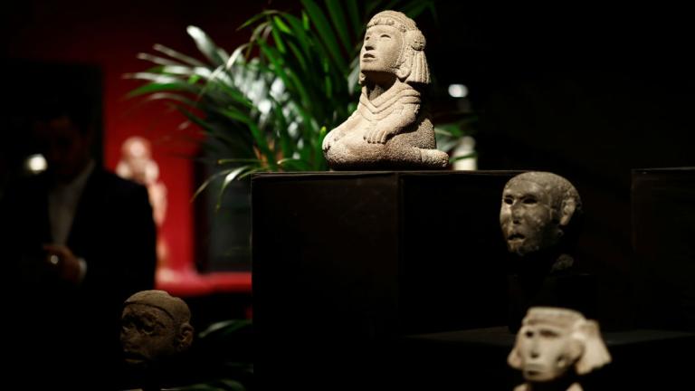 Diosa del agua azteca Chalchiuhtlicue, uno de los artefactos precolombinos que se presentó en la casa de subastas Drouot en París, Francia. Foto: Reuters