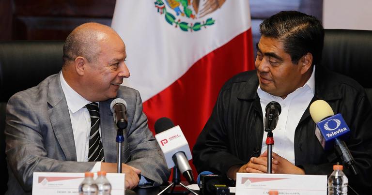 Embajador de Marruecos en México, Abdelfattha Lebbar, acompañado por el gobernador de Puebla Miguel Barbosa. Foto EE: Cortesía gobierno de Puebla