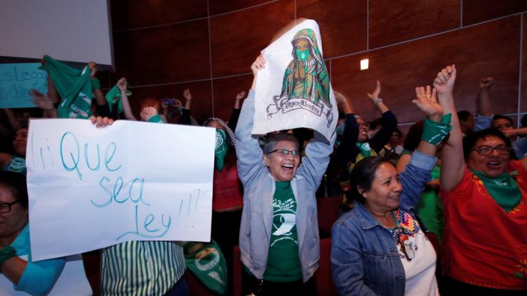 Mujeres celebraron la aprobación de la despenalización del aborto en Oaxaca. Foto: Reuters