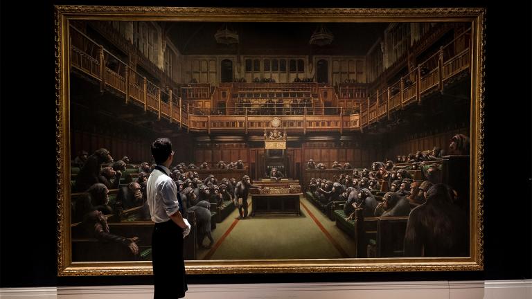 La casa de subastas Sotheby's reportó que la pintura de Banksy repleta de chimpancés en el Parlamento británico fue vendida por una suma de 12 millones de dólares tras 13 minutos de puja, un precio récord en una subasta para un trabajo del artista callejero británico.