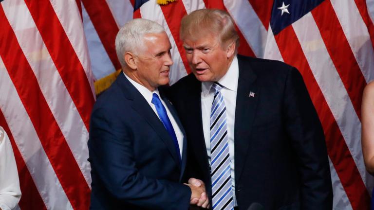 El presidente de Estados Unidos, Donald Trump, y su vicepresidente Mike Pence, en una conversación personal durante un evento en Indiana. Foto: Reuters.