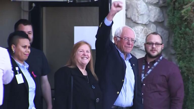 Bernie Sanders, precandidato presidencial demócrata, al salir este viernes de un hospital donde fue atendido resultado de un infarto. Foto: Twitter.com/BernieSanders.