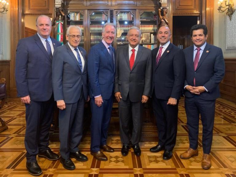 López Obrador se reunió el 8 de octubre durante 90 minutos con los legisladores demócratas Neal y Panetta que encabezaron la delegación de su país aquel día, así como con los representantes Jimmy Gómez, Dan Kildee y Bill Pascrell Jr. Foto: Gobierno de México.