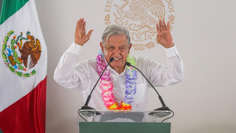 El presidente Andrés Manuel López Obrador envió un mensaje por videollamada a la Concamin en León, debido a que la agenda de su gira por Mazatlán, Sinaloa, se extendió en la tarde de este viernes. Foto: Notimex.