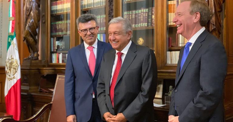 Microsoft y el gobierno federal acordaron unir esfuerzos por la educación y en el combate contra la corrupción. Foto EE: Cortesía Gobierno de México