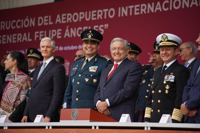 En la inauguración de los trabajos de construcción en Santa Lucía acompañaron al presidente López Obrador los gobernadores de la Ciudad de México, Claudia Sheinbaum; del Estado de México, Alfredo del Mazo, y de Hidalgo, Omar Fayad. Foto: Presidencia de México