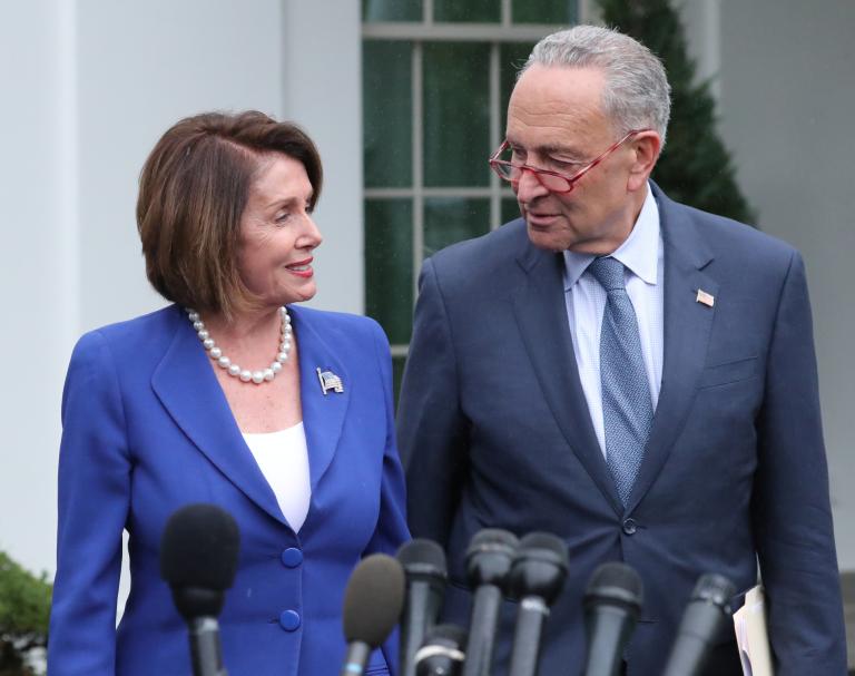 Nancy Pelosi y el senador Chuck Schumer ante la prensa, ayer, después de una reunión con Trump en la Casa Blanca. Foto: Reuters