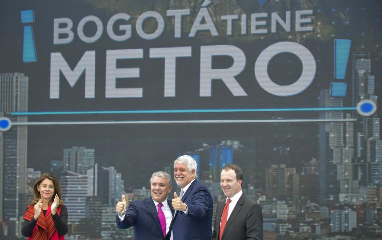 El mandatario Iván Duque y otros integrantes del gobierno colombiano anunciaron al constructor del metro de Bogotá. 