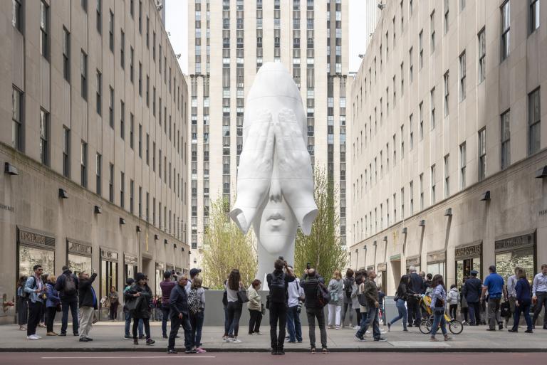 Imágenes de la pieza mientras estuvo expuesta en el Rockefeller Center, enNueva York. Foto: Cortesía