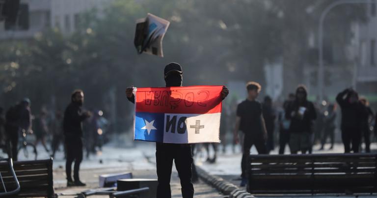 La población chilena protesta en contra de la gestión de Sebastián Piñera por encarecimiento del costo de la vida y la desigualdad social.