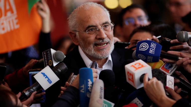 Carlos Mesa, candidato presidencial con el 38% de los votos posibles, durante una conferencia esta mañana en La Paz. Foto: Reuters.