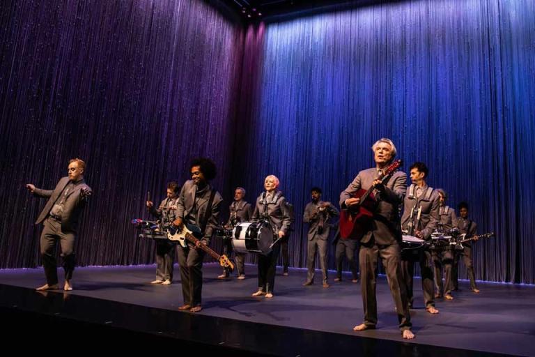 "American Utopia" de David Byrne se presenta en el Teatro Hudson en Broadway. Foto: Facebook American Utopia