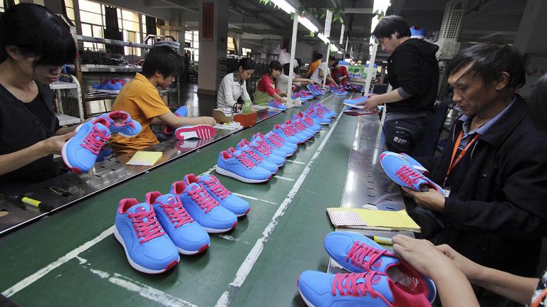 México impone aranceles de hasta 30% a las importaciones de calzado, textiles y confección