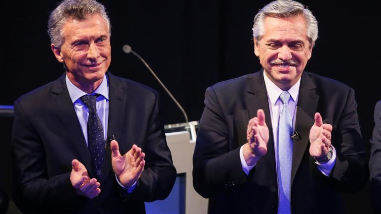 Mauricio Macri, candidato liberal y presidente en funciones de Argentina, y Alberto Fernández, peronista y puntero en las preferencias electorales, durante último debate entre los presidenciables de acara a las elecciones argentinas del domingo. Foto: Reuters.