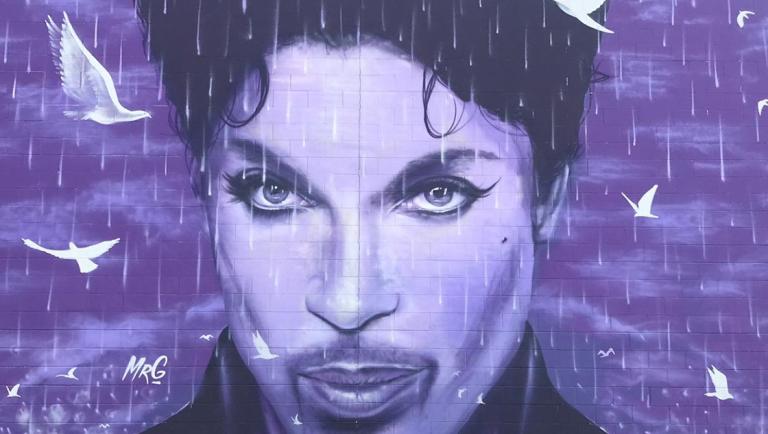 Aun siendo contemporáneo de artistas como Madonna, Michael Jackson y David Bowie, logró destacar por su originalidad, sin ser la copia de nadie. Ya sea por sus atuendos o sus letras con temáticas transgresoras, Prince siempre encontró la manera de dejar huella. Foto: Especial.