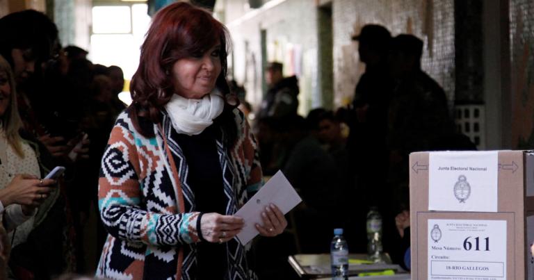 La expresidente de Argentina Cristina Kirchner votó en Río de Gallegos. Foto: Reuters