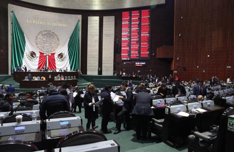 Luego de álgido debate de los opositores con Morena y sus aliados, los legisladores dieron luz verde en lo general a la minuta con 432 votos a favor, seis en contra y ninguna abstención. Foto EE: Archivo