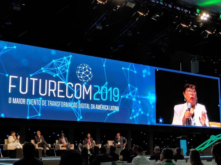 La viceministra de Comunicaciones de Perú, Virginia Nakagawa Morales, durante un recuento en Futurecom 2019 acerca de las acciones del ministerio que encabeza. Foto: EE Nicolás Lucas