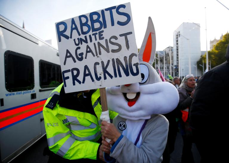 Manifestantes afuera del Parlamento Británico en una protesta contra el fracking, el jueves 31 de octubre. Foto: Reuters