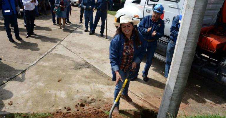 Emma Colín Guadarrama, presidenta municipal de Amanalco, el 12 de agosto en la comunidad de San Juan durante la instalación de un poste para el servicio eléctrico. Foto EE: Cortesía Ayuntamiento de Amanalco.