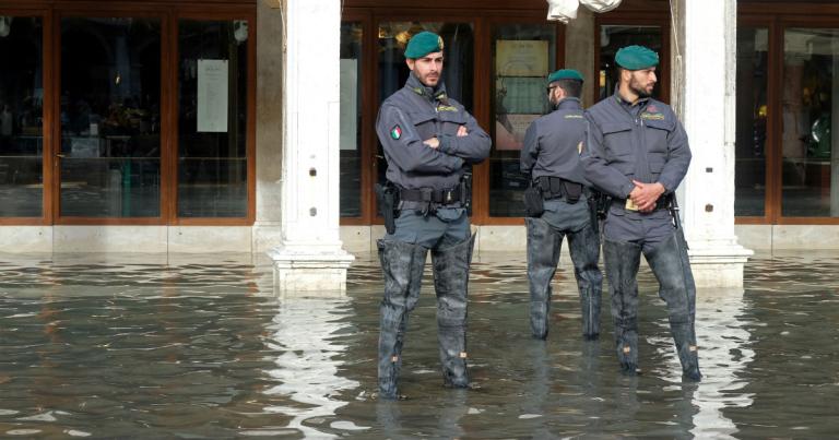 Los servicios de protección civil mantienen a su vez la “alerta roja” meteorológica y advirtieron el riesgo de fuertes vientos durante el sábado, de acuerdo con reportes de la prensa local. Foto: Reuters