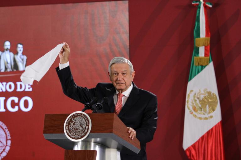 El mandatario sacó nuevamente un pañuelo blanco durante su conferencia para asegurar que ya no existe la corrupción.