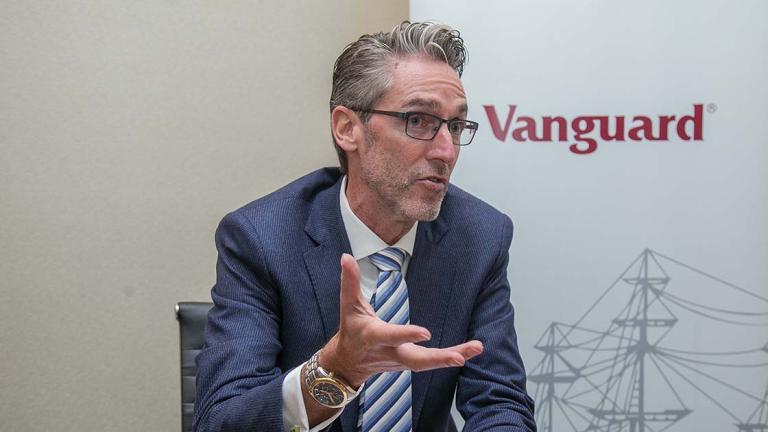Vanguard es el único gestor de activos que no le paga a nadie para que venda sus productos y eso en sí es un desafío, aseguró Jim Norris, director general de Vanguard. Foto EE: Hugo Salazar