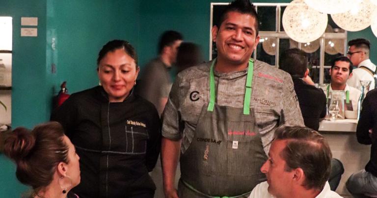 Shalxaly Macías y Quetzalcóatl Zurita abrieron Almoraduz hace seis años, en Puerto Escondido, Oaxaca. Foto EE: Cortesía