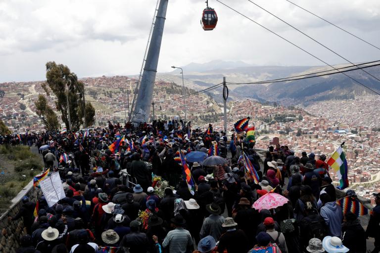 En La Paz y El Alto, en la imagen, conseguir pollo es cada vez más difícil, al igual que carne de vaca y productos lácteos, que habitualmente llegan por carretera desde Santa Cruz pero cuyas se entregas se han complicado ante las manifestaciones y bloqueos de los diversos grupos políticos tras la salida e inicio de gobierno. Foto: Reuters.