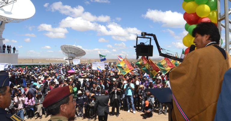 Evo Morales, en diciembre de 2013, cuando inauguró la base de Amachuma, desde donde los bolivianos siguieron el desplazamiento del satélite Túpac Katari. Foto: Ministerio de Comunicaciones de Bolivia.