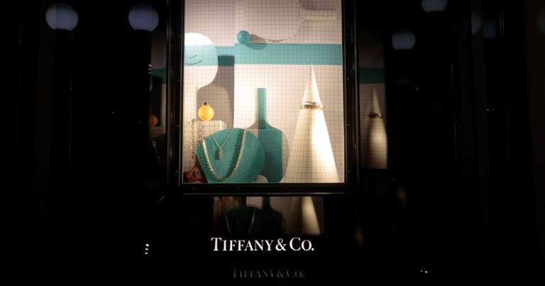 LVMH había convencido a Tiffany para que le proporcionara la debida diligencia confidencial después de que elevara su oferta a cerca de 16,000 millones de dólares, según reportó Reuters. Foto: Reuters