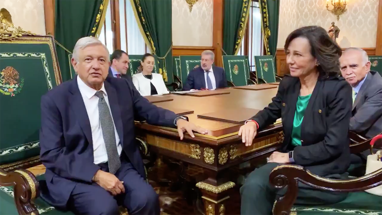 Ana Patricia Botín-Sanz, presidenta del Grupo Financiero Santander, visitó esta mañana al presidente López Obrador en el Palacio Nacional. Foto: Especial.