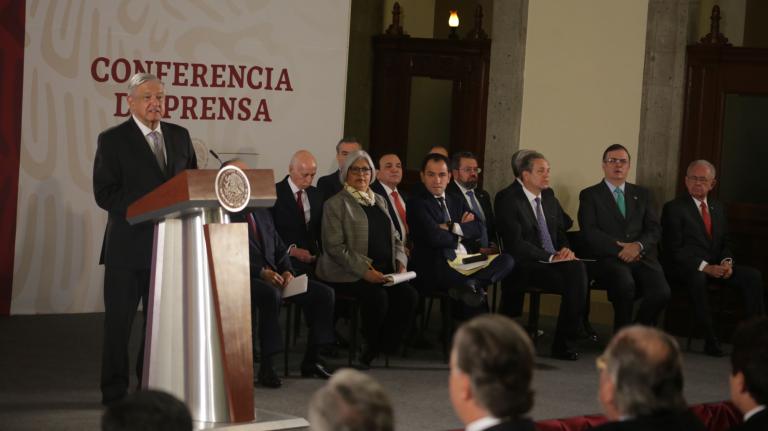 Alianza. El presidente Andrés Manuel López Obrador, en compañía de parte de su gabinete y de representantes del sector privado, el martes en Palacio Nacional.