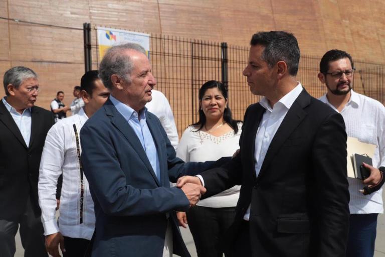 Eugenio Nájera, de Nafin, con el gobernador de Oaxaca, Alejandro Murat Hinojosa. Foto: Cortesía Gobierno de Oaxaca