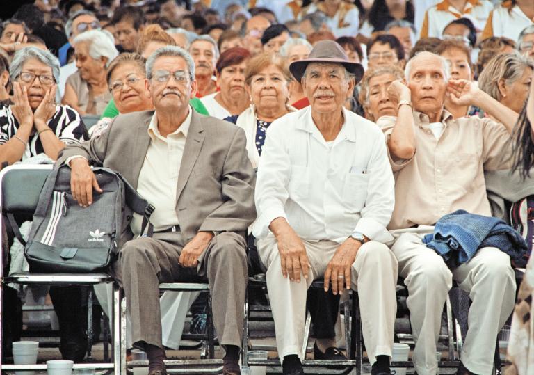 Antes de cambiarse de afore el trabajador debe considerar la comisión que cobran y el rendimiento que ofrecen. Foto: Cuartoscuro