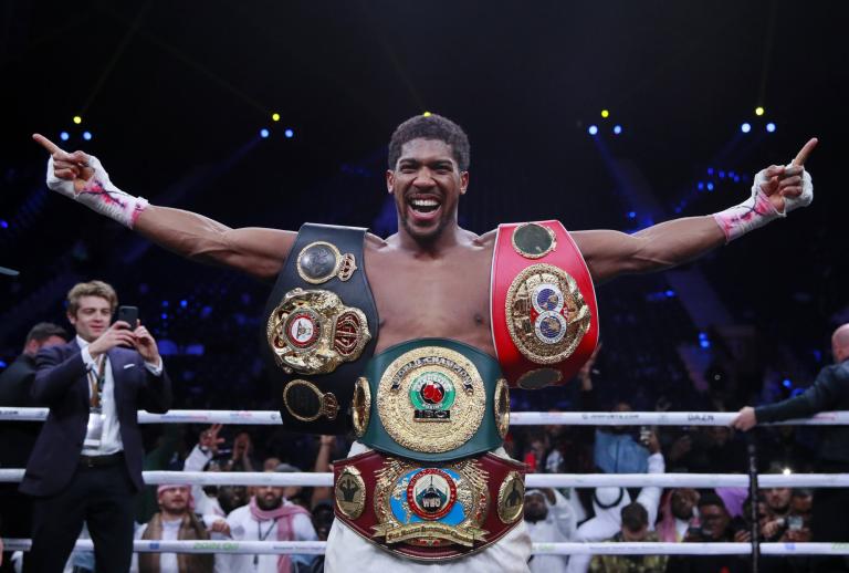 Seis meses después de su sorpresiva derrota, Joshua trabajó de manera intensa para volver a la revancha y recuperó los títulos de la Asociación Mundial de Boxeo (AMB), Organización Mundial de Boxeo (OMB) y Federación Internacional de Boxeo (FIB) con una gran estrategia de pelea. Foto: Reuters.