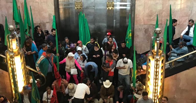 Los manifestantes permanecieron anegandos el acceso y la salida del primer piso del recinto. Foto EE: Especial