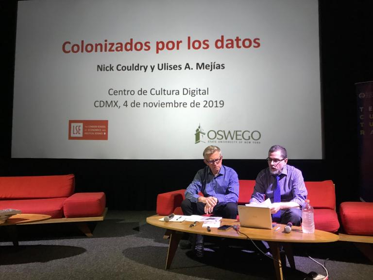 Nick Couldry y Ulises A. Mejías, autores de The Costs of Connection, durante una charla en el Centro de Cultura Digital de la Ciudad de México, en noviembre. Foto: JSG