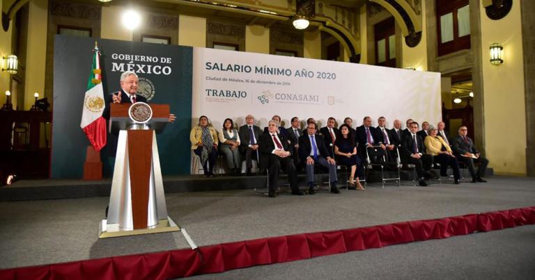 El presidente Andrés Manuel López Obrador celebró que el gobierno, trabajadores y empresarios lograran ponerse de acuerdo para elevar el salario mínimo. Foto: Cortesía Presidencia de México