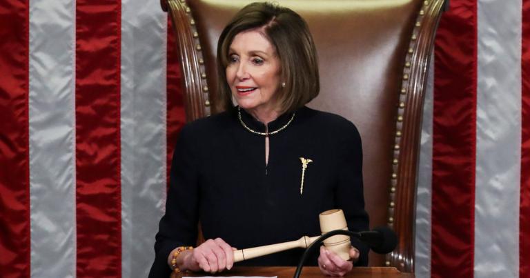 La presidenta de la Cámara Baja, Nancy Pelosi, planteó que todavía no va a trasmitir la aprobación del juicio político al Senado, ante temores de que no conduzcan el proceso de forma imparcial. Foto: Reuters