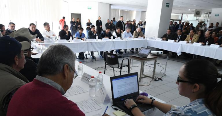 El gobernador de Chihuahua Javier Corral destacó que gracias al manejo eficiente de recursos en los organismos operadores de agua en Chihuahua, en tres años fue posible invertir en agua, drenaje y colectores, más de 2,300 millones de pesos. Foto EE: Cortesía Twitter @Javier_Corral