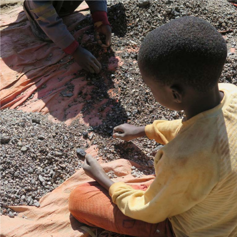 Charles, entonces de 13 años, estudiaba por la mañana y trabajaba por las tardes con su padre en la minería de cobalto en Kapata, República Democrática del Congo. Foto: Amnistía Internacional y Afrewatch