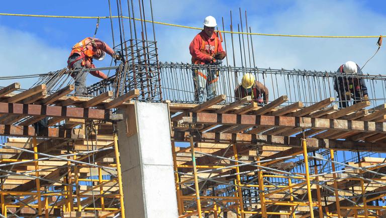 Trabajos de construcción de un hospital del IMSS en el municipio Del Marqués, en Querétaro. Foto EE: Miguel Blancarte