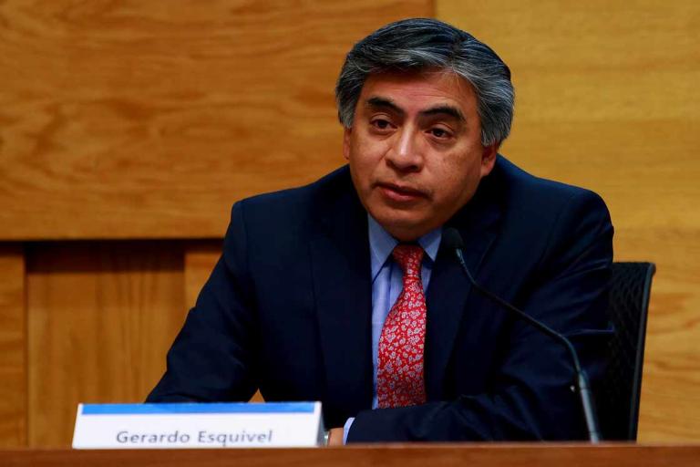 El subgobernador del Banco de México, Gerardo Esquivel, votó por bajar la tasa en 50 puntos base al considerar insuficiente el ajuste de 25 puntos base ante los avances para reducir el avance del índice de precios. Foto: Notimex