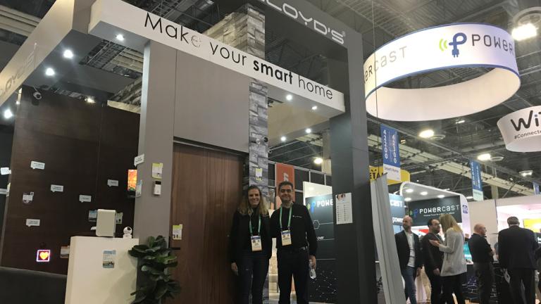 Karen Kurtz y Salomón Saab, directora comercial y director general de Lloyd’s frente a su stand en el CES 2020. Foto EE: Rodrigo Riquelme