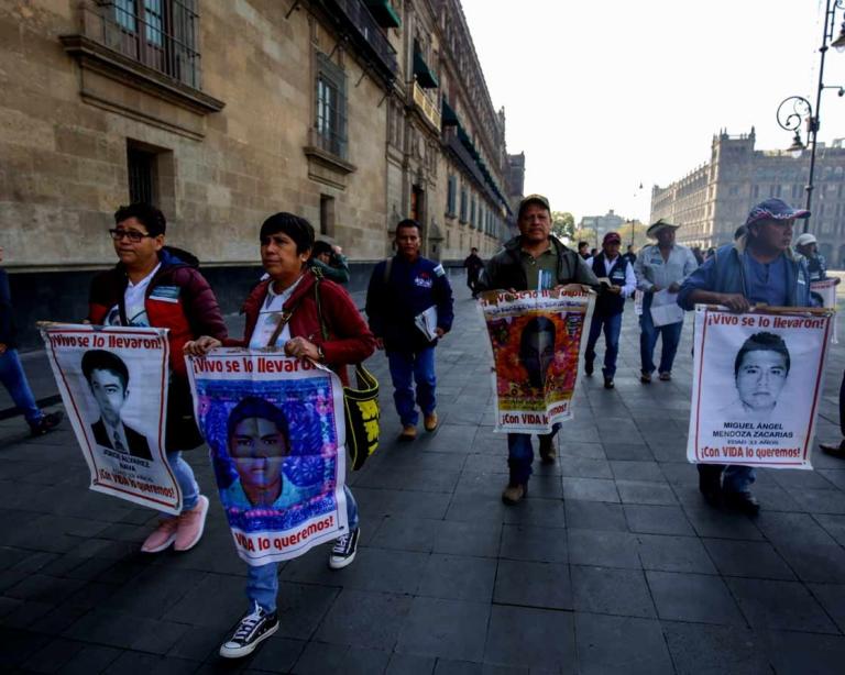 Familiares de los 43 normalistas desaparecidos de la escuela rural normal Raúl Isidro Burgos durante su llegada a Palacio Nacional donde se reunieron este jueves con el presidente Andrés Manuel López Obrador. Foto EE: Eric Lugo